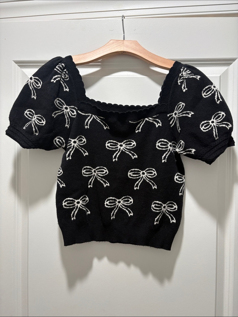 Black Puff-Sleeve Knit Crop Top with White Bow Motif